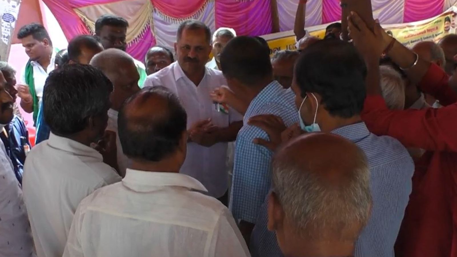 கோவையில் குடிநீர் வினியோகம் செய்யாத அதிகாரியை முற்றுகையிட்ட மக்கள்