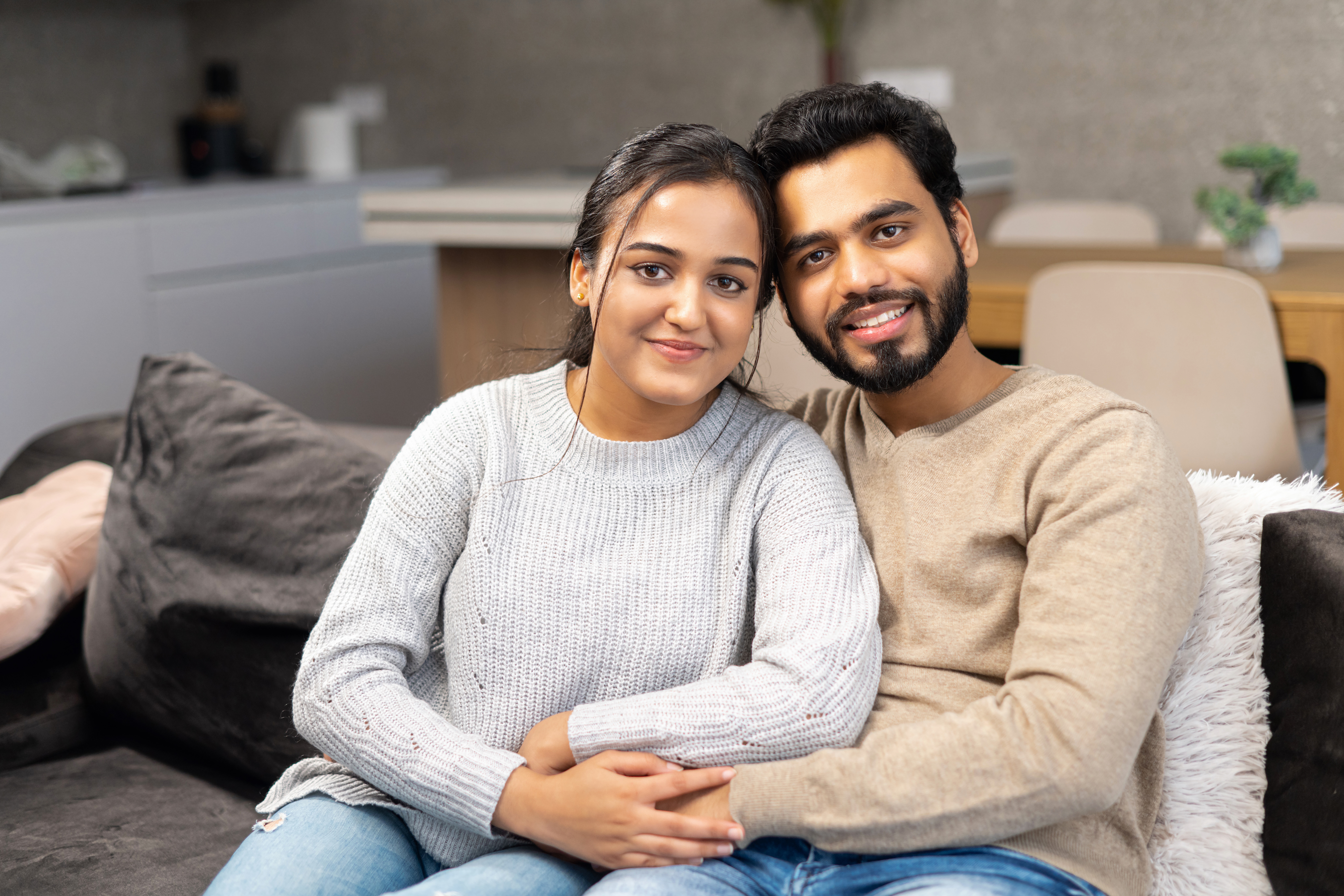  வாழ்க்கை துணையை தேர்ந்தெடுக்கும் பொழுது என்ன படித்திருக்கிறார், வேலை, குடும்பப் பின்னணி என்று பொதுவாக பல விஷயங்களை ஆய்வு செய்வதை போலவே எமோஷனல் மெச்சூரிட்டி என்று கூறப்படும் மன முதிர்ச்சி அடைந்த நபரை தேர்வு செய்வது மிக மிக முக்கியம். மெச்சூரிட்டி இல்லாத நபர் என்று பலரை பார்த்திருப்பீர்கள். அவ்வாறு மெச்சூரிட்டி இல்லாத, மன முதிர்ச்சி அடையாத நபரிடம் எப்போதாவது பேசுவது என்பதே பிரச்சினைக்குரியதாக இருக்கும். இந்நிலையில் அது போன்ற நபரை வாழ்க்கை துணையாக தேர்வு செய்தால்? மேலும், எமோஷனல் மெச்சூரிட்டி என்று கூறப்படும் மற்றவர்களின் உணர்வுகளை புரிந்து கொண்டு, அதற்கேற்ப சென்சிட்டிவாக நடந்து கொள்ளும் நபரை நம் வாழ்க்கை துணையாக தேர்ந்தெடுப்பது மிக மிக அவசியம்.