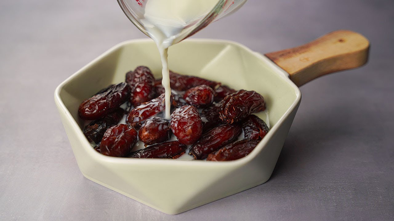  இனிப்பு பலகாரங்கள் செய்யலாம் : பண்டிகை காலங்களில் நீங்கள் சர்க்கரைக்கு பதில் பேரீச்சம் பழம் சேர்த்து இனிப்பு பலகாரங்களை தயார் செய்யலாம். இதனால் உடலுக்கும் ஆரோக்கியம் கிடைக்கும். உங்கள் பண்டிகையும் இனிப்புடன் நிறைவைடையும்.
