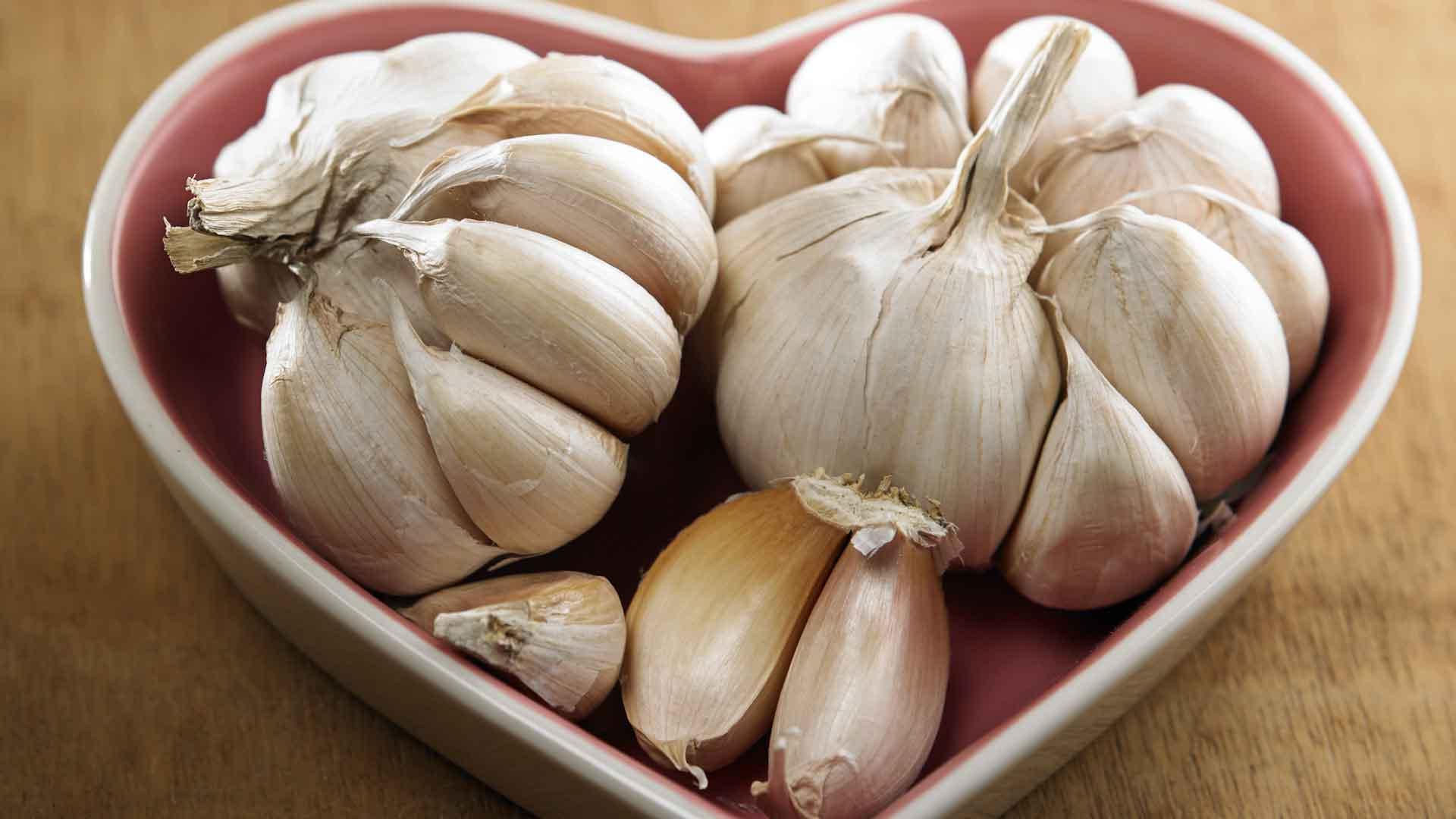  சிலருக்கு உடலில் சத்து குறைபாட்டாலும், வேறு சில காரணங்களாலும் எலும்புகள் வலுவிழப்பது, தேய்மானம் அடைவது போன்ற பிரச்சனைகள் ஏற்படுகிறது. இத்தகைய பிரச்சனைகளால் பாதிக்கப்பட்ட நபர்கள் கொஞ்ச காலத்திற்கு பூண்டு சேர்த்து செய்யப்பட்ட உணவுகளை அதிகம் உண்பது சிறந்தது. இங்கு பூண்டின் ஆரோக்கிய நன்மைகளைப் பற்றி காண்போம்.