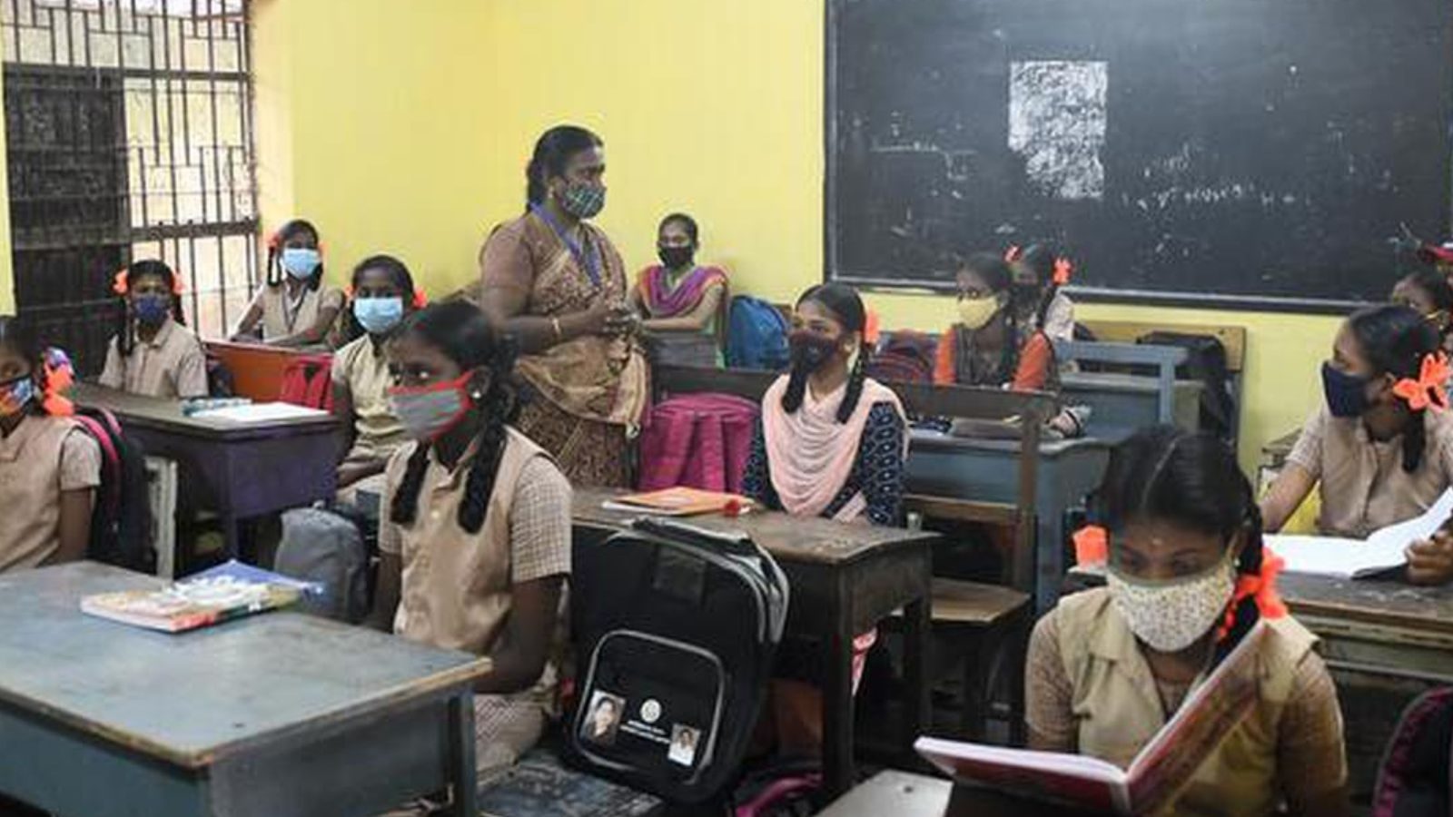 சென்னையில் ஆசிரியர் வேலை - இல்லம் தேடி கல்வித்திட்டத்தில் பணிபுரிந்தவர்களுக்கு முன்னுரிமை..!