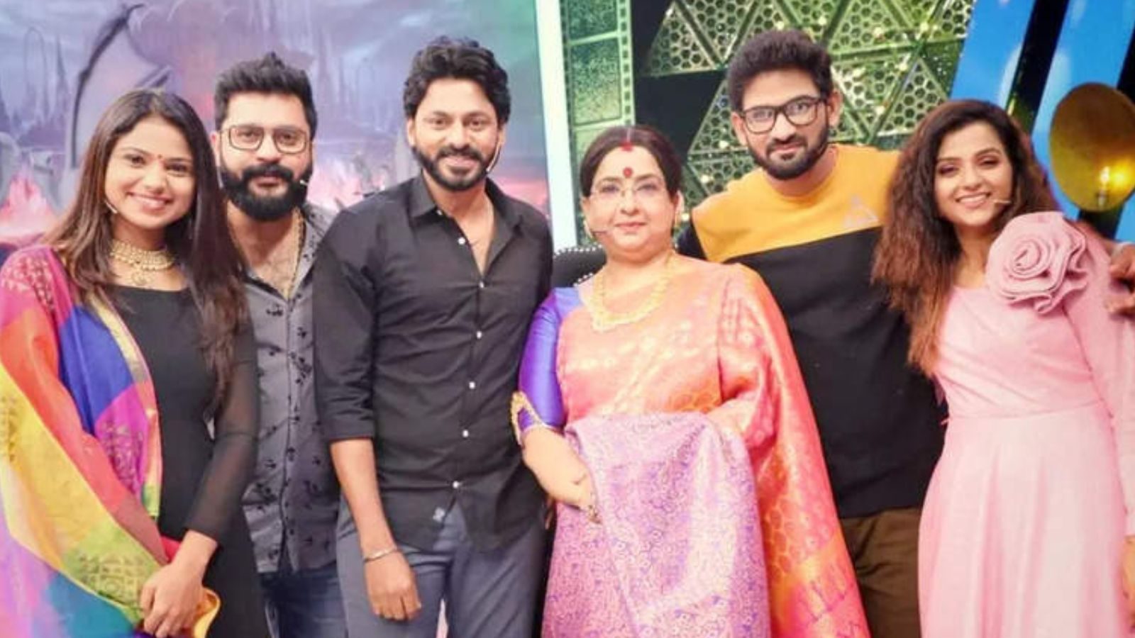 400 எபிசோட்கள்.. சாதனை படைத்த அருவி சீரியல்... குவியும் வாழ்த்துகள்!