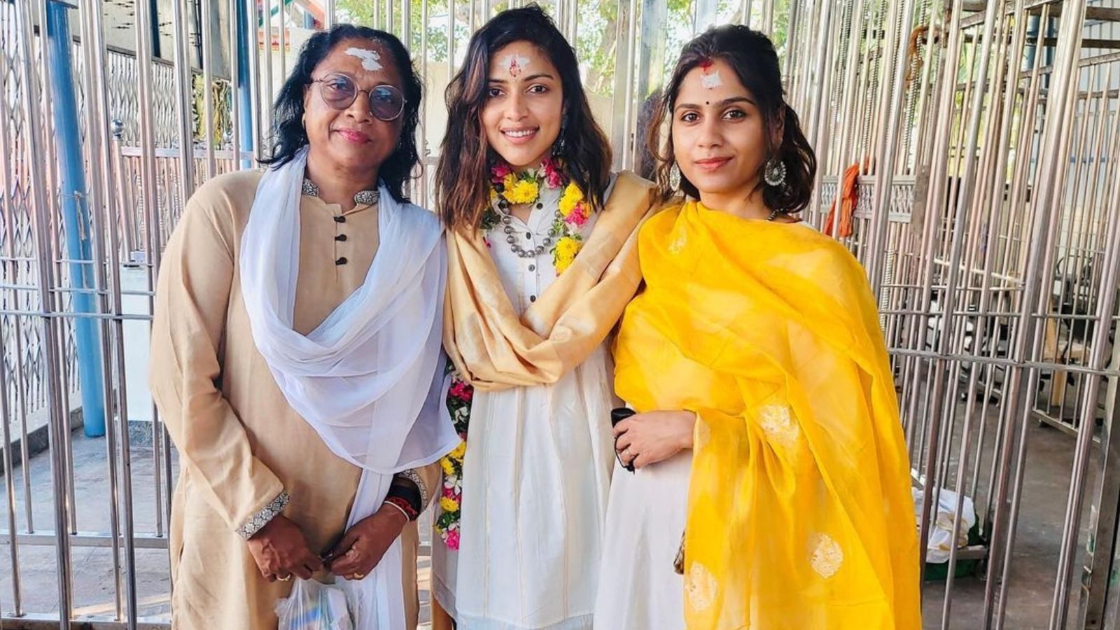 நெற்றியில் விபூதி.. பக்தி பரவசம்.. தாயாருடன் பழனி முருகன் கோயிலுக்கு விசிட் அடித்த அமலாபால்!