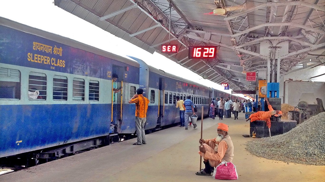  ஒவ்வொரு ரயிலின் டிமாண்ட் பேட்டர்னை (demand pattern) தொடர்ந்து ஆய்வு செய்து, ரிசர்வ்டு செய்யப்பட்ட மெயில் எக்ஸ்பிரஸ் ரயில்களில் திறன் பயன்பாடு (capacity utilisation) மற்றும் வருவாயை அதிகரிக்க இந்திய ரயில்வே ஐடியல் ட்ரெயின் ப்ரொஃபைலை (Ideal Train Profile) அறிமுகப்படுத்தி உள்ளது.குறிப்பிட்ட ரயிலை பயணிகள் எப்போது அதிகம் பயன்படுத்துகிறார்கள்.! அந்த ரயிலில் டிக்கெட் தேவை எவ்வளவு அதிகரிக்கிறது.! இதையெல்லாம் சம்பந்தப்பட்ட ரயிலின் ஹிஸ்ட்ரியை பார்த்தால் ரயில்வேயால் தெரிந்து கொள்ள முடியும். இருப்பினும், இது துல்லியமான தகவல்களை அதிகாரிகளுக்கு வழங்கவில்லை. எனவே இந்த சிக்கலில் இருந்து விடுபடவே இந்திய ரயில்வே இம்முறை Ideal Train Profile-ஐ அறிமுகப்படுத்தியுள்ளது.