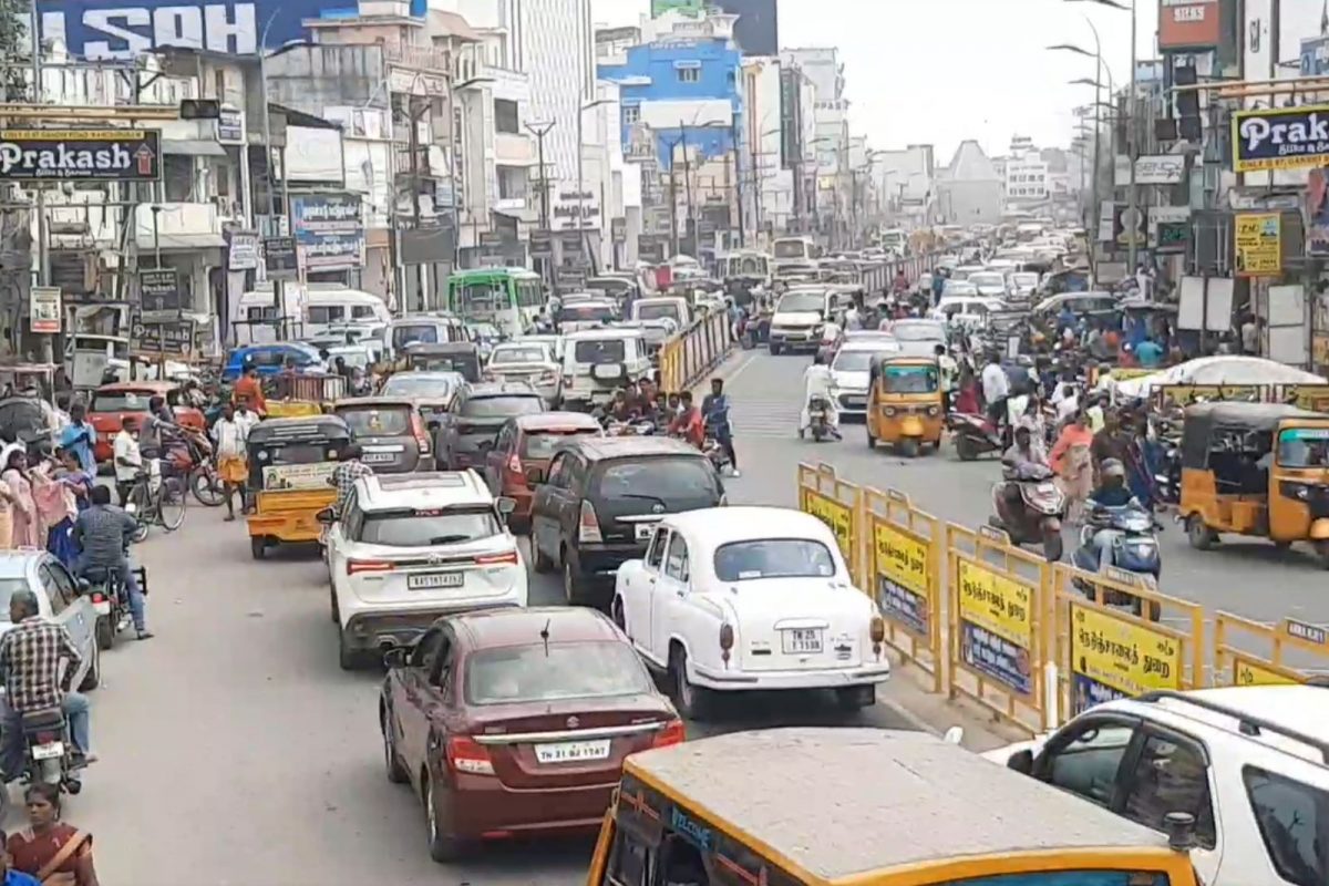 பட்டு வாங்க படையெடுக்கும் மக்கள்..! திணறும் காஞ்சிபுரம்