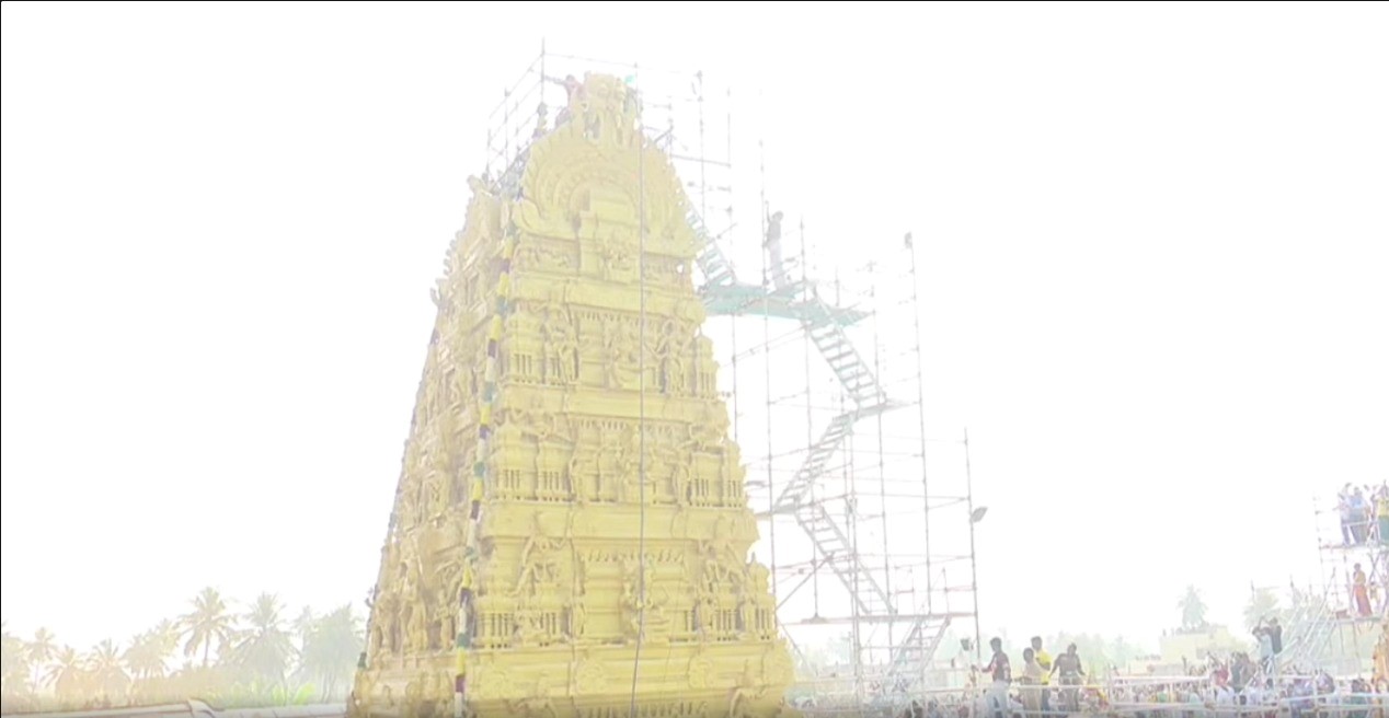  பின்னர் கோபுர கலசத்தை சென்றடைந்ததும், அஷ்ட பந்தன மகா கும்பாபிஷே விழா வெகு விமர்சையாக நடைபெற்றது. பின்னர் கோபுர கலசத்திற்கு மாலை அணிவித்து சந்தனம், குங்குமம் பொட்டிட்டு தீபம் காண்பிக்கப்பட்டது.