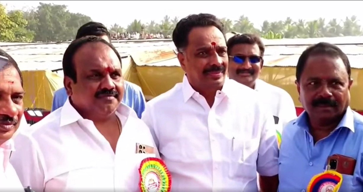  இந்த கும்பாபிஷேக விழாவில் கரூர் மட்டுமல்லாது வெளி மாவட்டங்களில் இருந்தும் ஏராளமான பக்தர்கள் கலந்துகொண்டு சுவாமி தரிசனம் செய்தனர்.