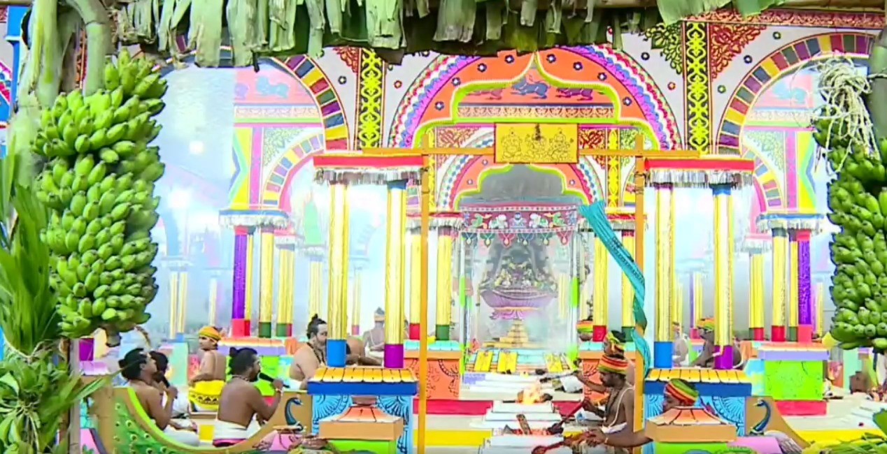  அப்போது பொதுமக்கள் மீது புனித தீர்த்தம் தெளிக்கப்பட்டது.,[object Object],தொடர்ந்து மூலவர் புது வாங்கலம்மனுக்கு புனித தீர்த்தம் ஊற்றப்பட்டது.