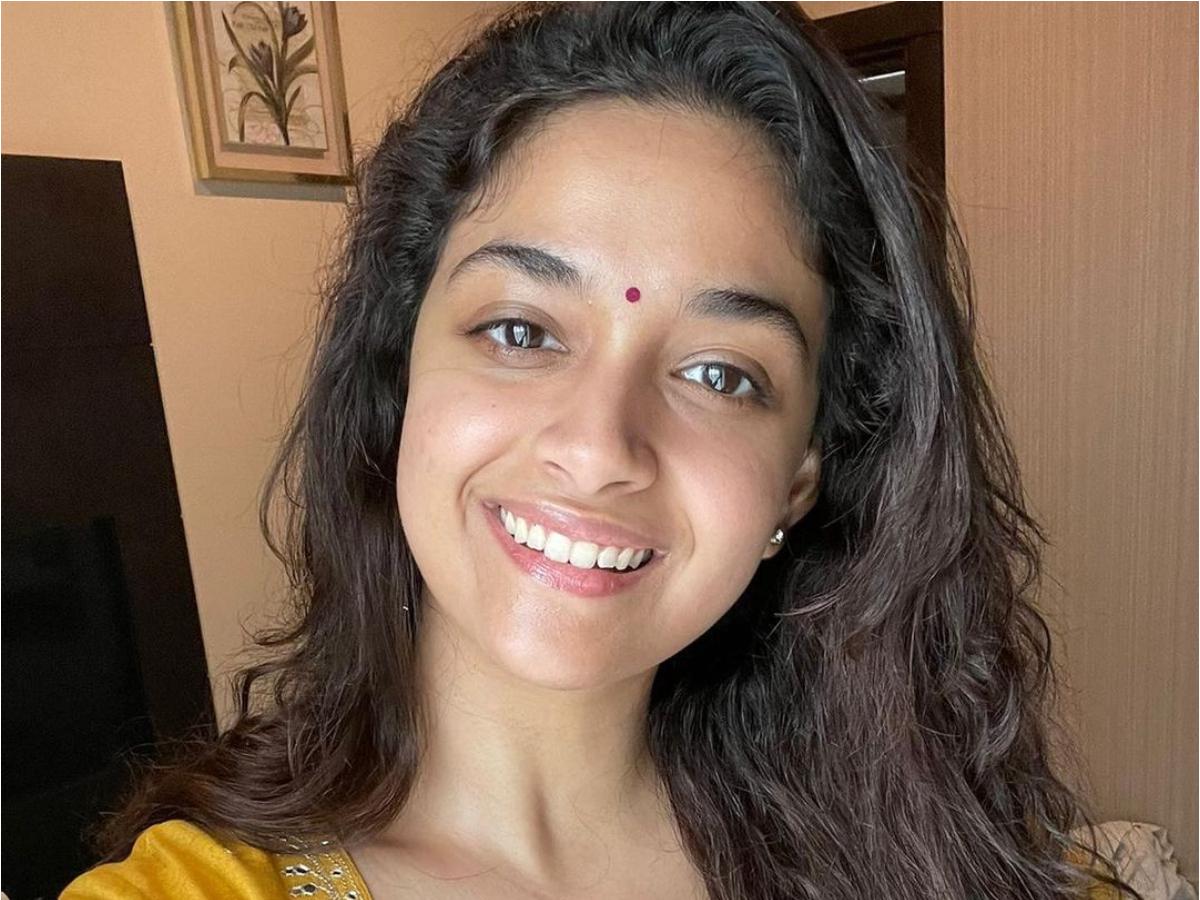  ,[object Object], நடிகை கீர்த்தி சுரேஷ் ஷூட்டிங் இல்லாத சமயத்தில் ஹெவி மேக்கப் போடுவதை தவிர்த்து விடுவாராம். மிகவும் சிம்பிளான மேக்கப் லுக்கினில் இருப்பதையே விரும்புவாராம்.