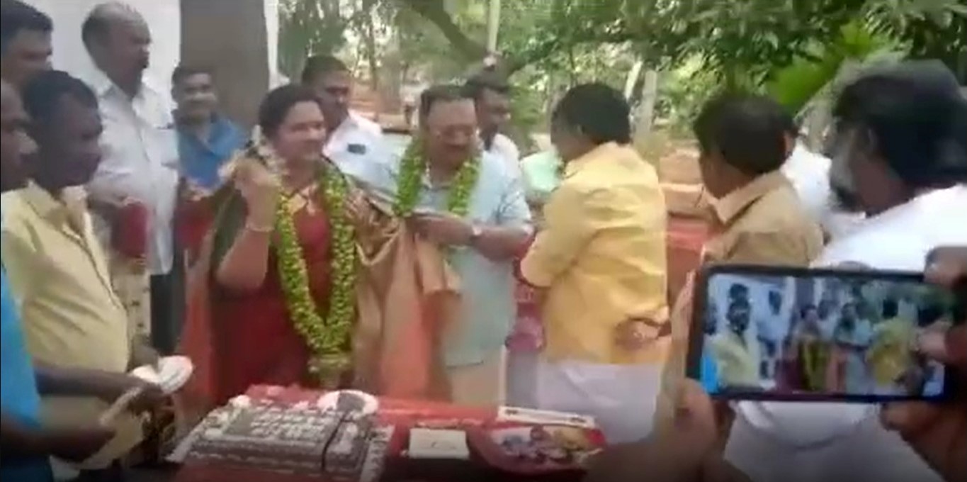 அப்போது அங்கு பணிபுரிந்த பணியாளர்கள் மற்றும் ஆதரவாளர்களுக்கு உதவிகளை  வழங்கினார்.