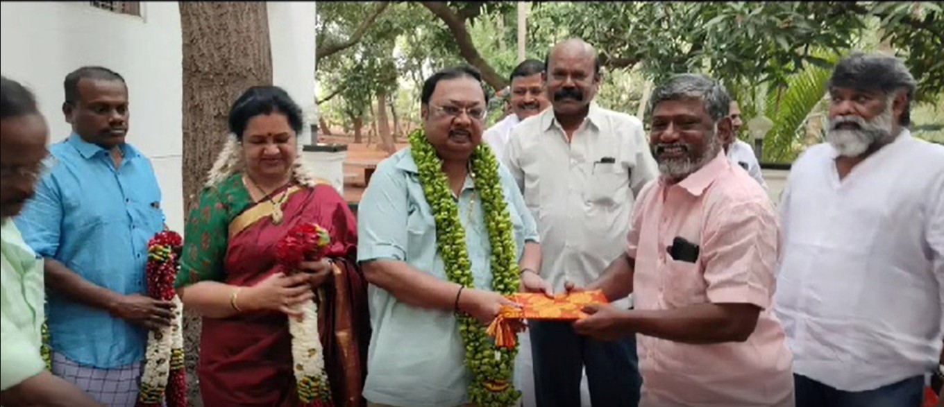  அந்தவகையில், இன்று (ஜனவரி 30ம் தேதி) மு.க.அழகரியின் பிறந்த நாள் என்பதால் அவரது குடும்பத்துடன் தனது பண்ணை வீட்டிற்கு சென்றார்.