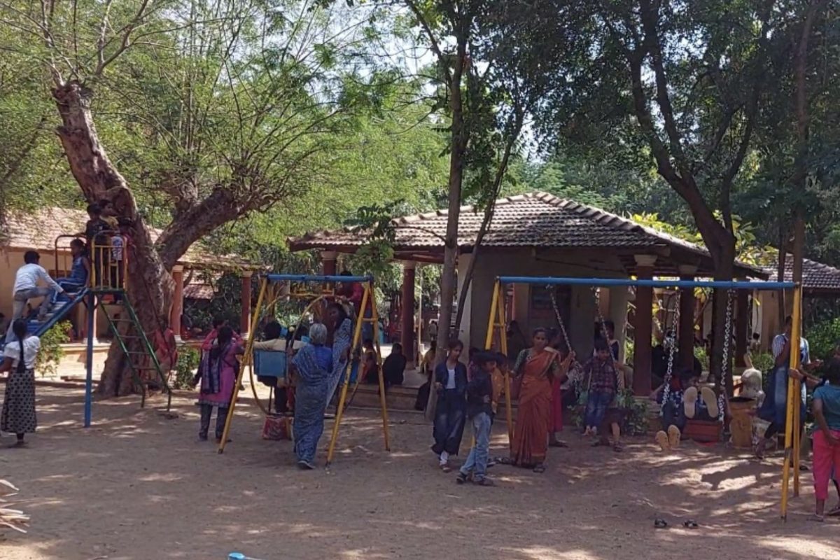 திருப்பரங்குன்றம் பூங்காவில் குவிந்த பொதுமக்கள்