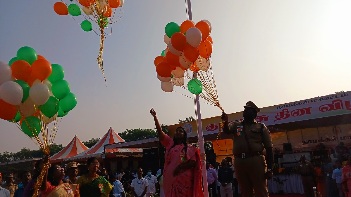  லில் மாவட்ட ஆட்சியர் ஸ்ரேயா பி சிங் தேசிய கொடியை ஏற்றி வைத்து போலீசாரின் அணிவகுப்பு மரியாதையை ஏற்றுக் கொண்டார்.