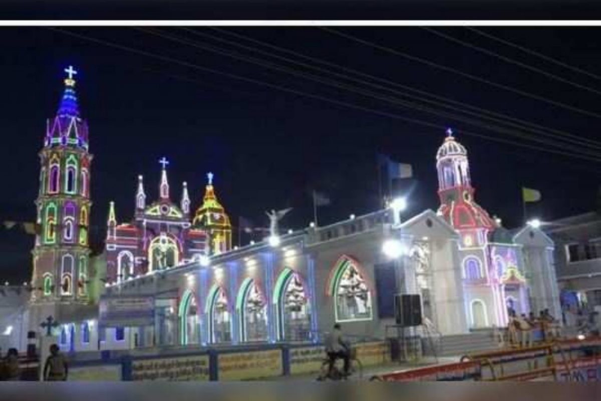 தூத்துக்குடியில் பனிமய மாதா பேராலயத்தில் இறைவனை வழிபட்ட மக்கள்