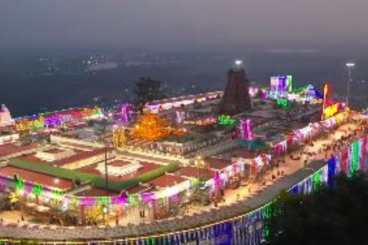 மின்னொளியில் ஜொலிக்கும் பழனி முருகன் கோயில்.. பக்தர்கள் பரவசம்!