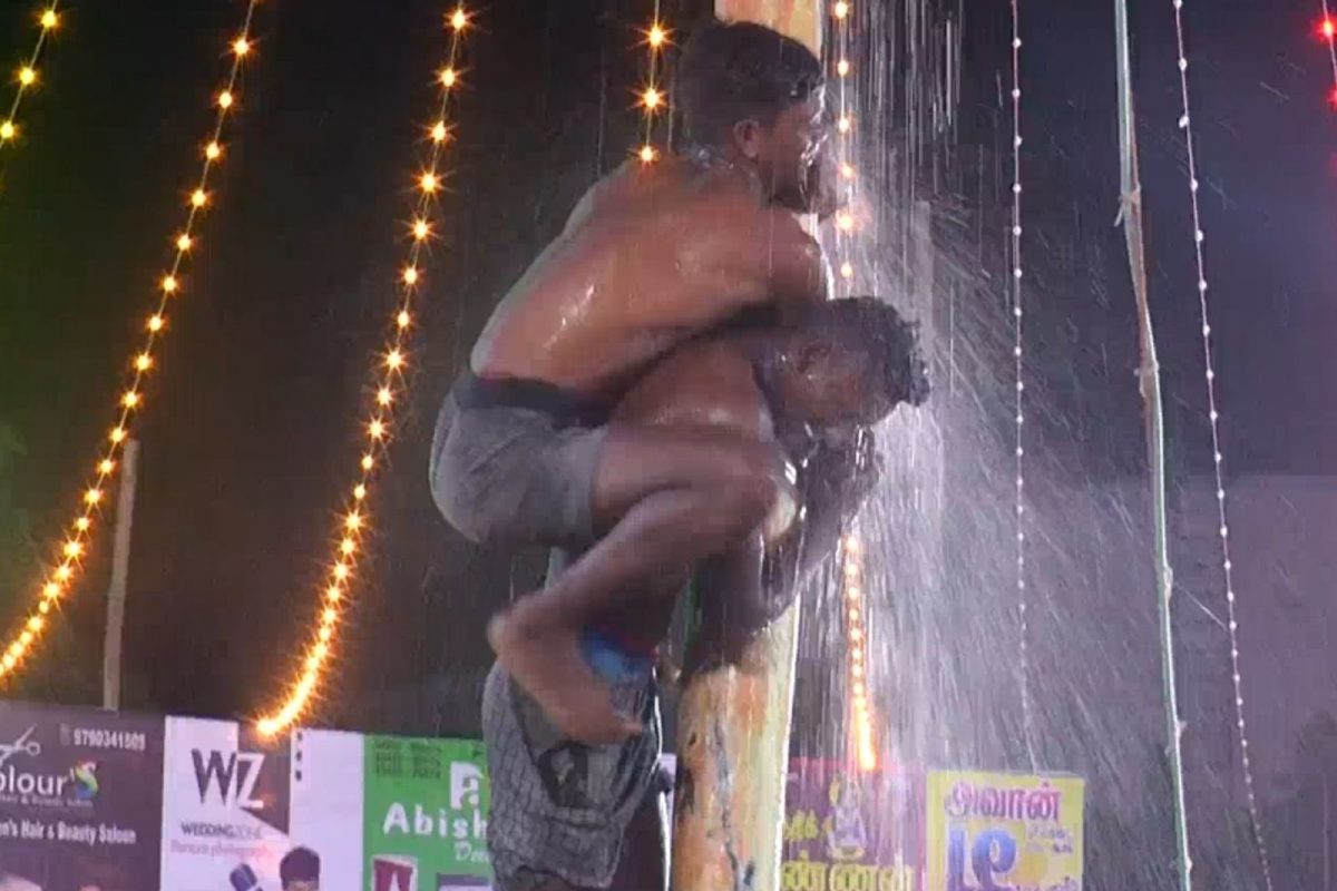 வழுக்கு மரம் ஏறும் போட்டி.. வாகைசூடிய பரமத்தி இளைஞர்கள்!