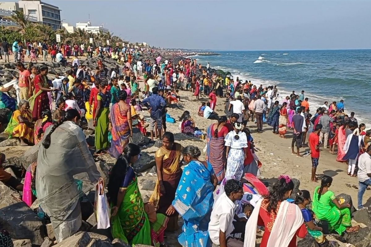 காணும் பொங்கல் கொண்டாட்டம்: புதுச்சேரி கடற்கரையில் குவிந்த மக்கள்!
