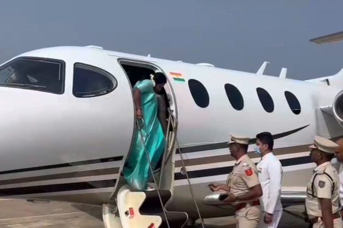 விமானத்தில் வந்திறங்கிய தமிழிசை சவுந்தரராஜன்