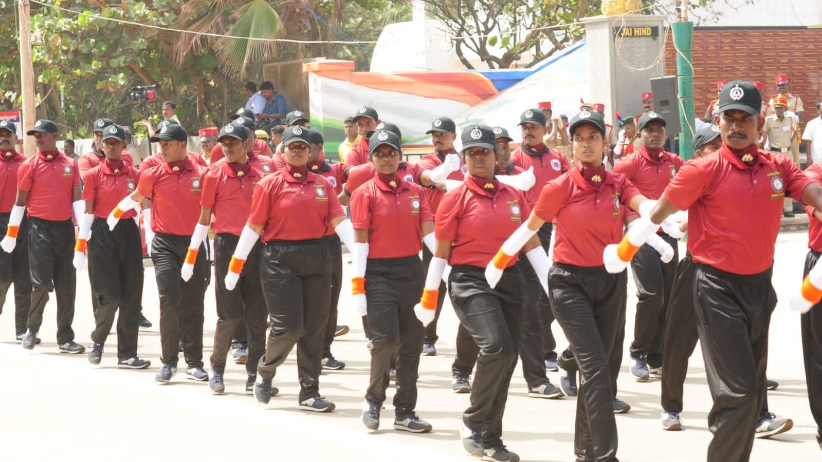  தெலுங்கானா மாநிலத்திற்கும் ஆளுநராக இருக்கும் தமிழிசை அந்த மாநிலத்தில் இன்று காலை 7 மணிக்கு தேசியக்கொடி ஏற்றி வைத்து விட்டு தனி விமானம் மூலம் புதுச்சேரிக்கு வந்து ஆளுநர் தமிழிசை செளந்தரராஜன் தேசியக்கொடி ஏற்றிவைத்தார்.