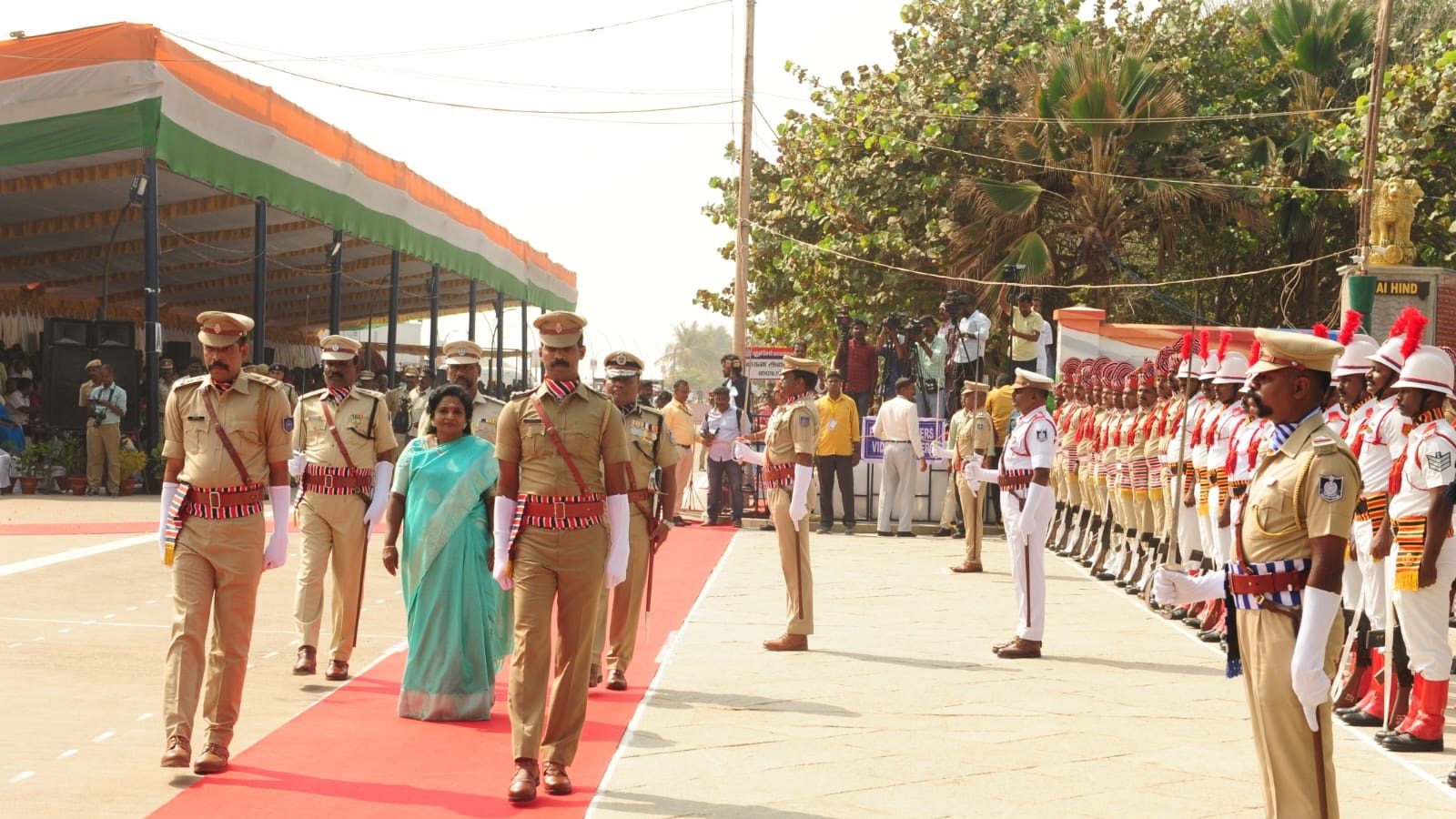  கடற்கரைசாலையில் நடைபெற்ற விழாவில் துணைநிலை ஆளுநர் தமிழிசை செளந்தரராஜன் தேசியக்கொடி ஏற்றி வைத்து பல்வேறு படைப்பிரிவினரின் அணிவகுப்பு மரியாதையை ஏற்றுக்கொண்டார்.