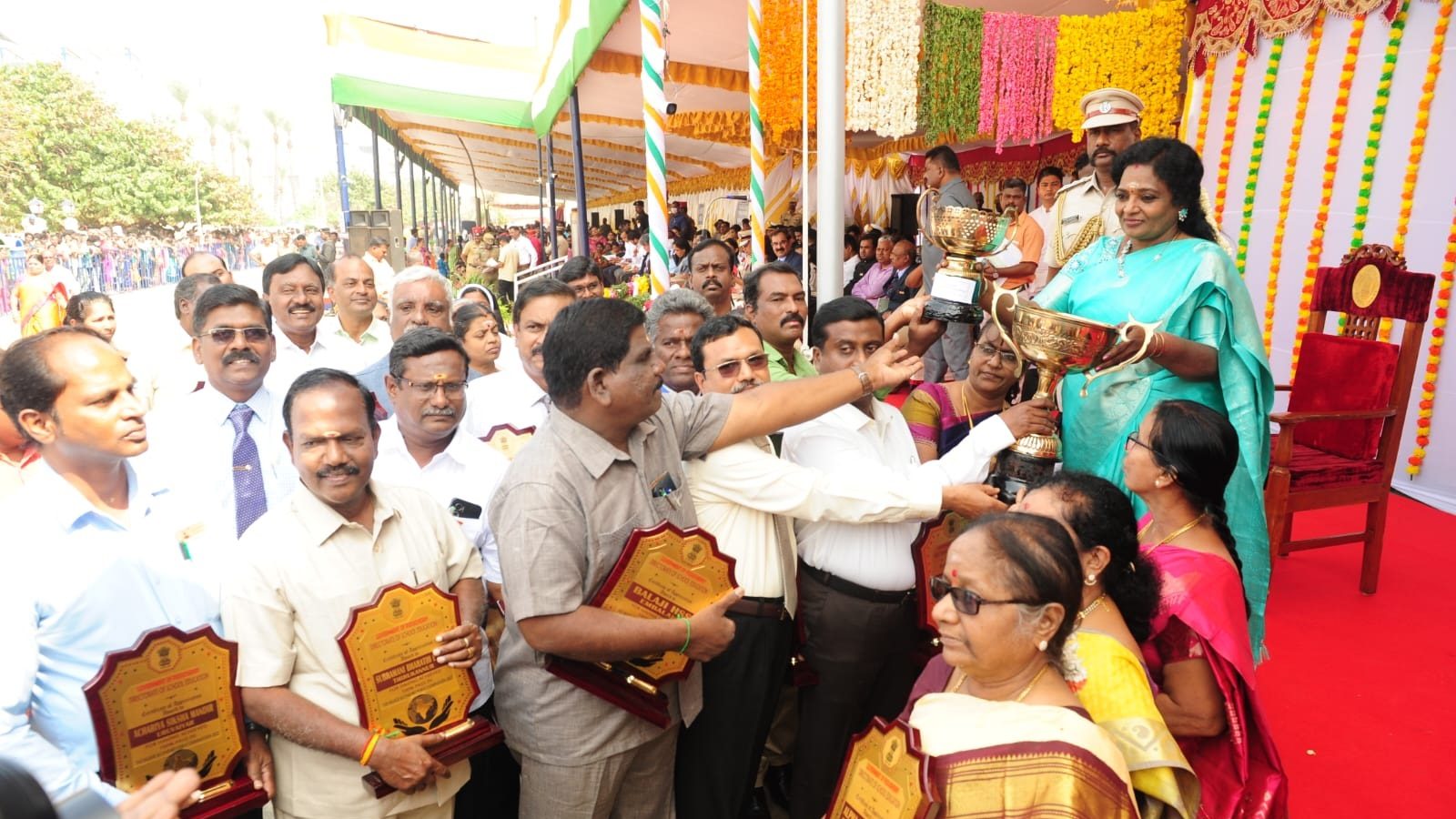  விழாவில் முதல்வர் ரங்கசாமி உள்ளிட்ட அமைச்சர்கள், சட்டமன்ற உறுப்பினர்கள், தலைமை செயலாளர், டிஜிபி உள்ளிட்ட் உயரதிகாரிகள் பங்கேற்றனர். 