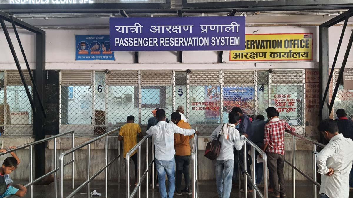  இதன் மூலம் குறிப்பிட்ட நாளில் குறிப்பிட்ட ரயில் டிக்கெட்டுக்கான உண்மையான தேவையை 'கடந்த காலத்துக்கு' போகாமல் அதிகாரிகள் தெரிந்து கொள்ளலாம். இதனால் தங்களின் வருமானம் அதிகரிக்கும் என இந்திய ரயில்வே தெரிவித்துள்ளது. அதே சமயம், ஒரே நாளில் கூடுதலாக 5,000 பயணிகள் 'உறுதிப்படுத்தப்பட்ட' டிக்கெட்டுகளுடன் (confirmed tickets) பயணம் செய்யலாம் என்கின்றனர் ரயில்வே அதிகாரிகள்.