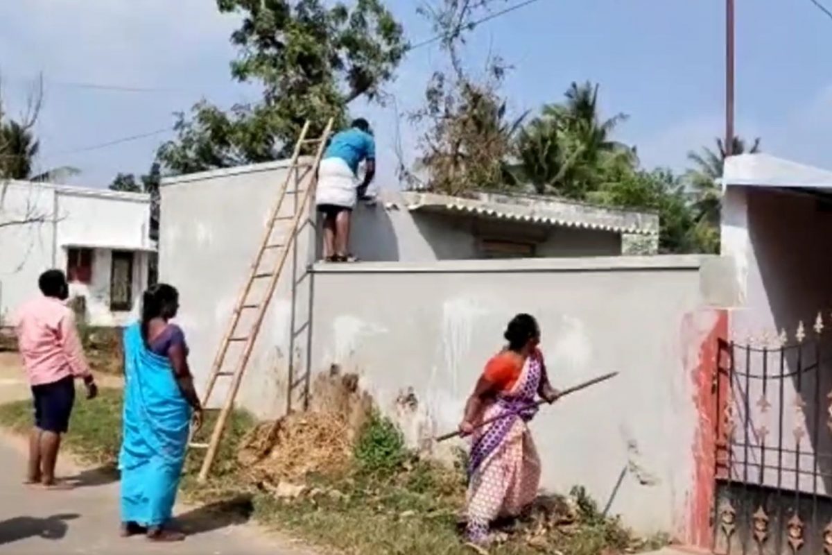 வீட்டை இடித்து தள்ளும் குடும்பத்தினர்