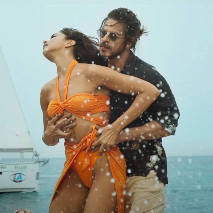  பெரும் ஹாலிவுட் நடிகர்களையே பின்னுக்கு தள்ளிய ஷாருக் கான் நான்காவது இடத்தில் இருப்பது பலருக்கு ஆச்சர்யத்தை ஏற்படுத்தி உள்ளது. இந்த நிலையில் அவரது பதான் திரைப்படம் வைரலாகி கொண்டிருப்பதால் அவரது ரசிகர்கள் மகிழ்ச்சியை பகிர்ந்து வருகின்றனர்.
