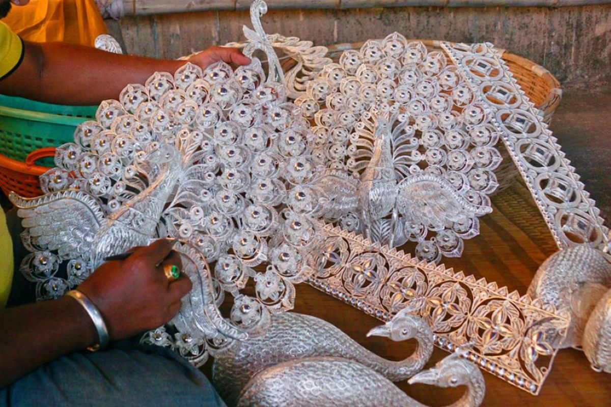  சில்வர் சிட்டி, கட்டாக்,[object Object],கட்டாக் 1000 ஆண்டுகால வரலாறு மற்றும் புகழ்பெற்ற வெள்ளி ஃபிலிகிரி வேலைகள் காரணமாக ஒடிசாவில் உள்ள கட்டாக் மில்லினியம் சிட்டி என்றும் வெள்ளி நகரம் என்றும் அழைக்கப்படுகிறது.