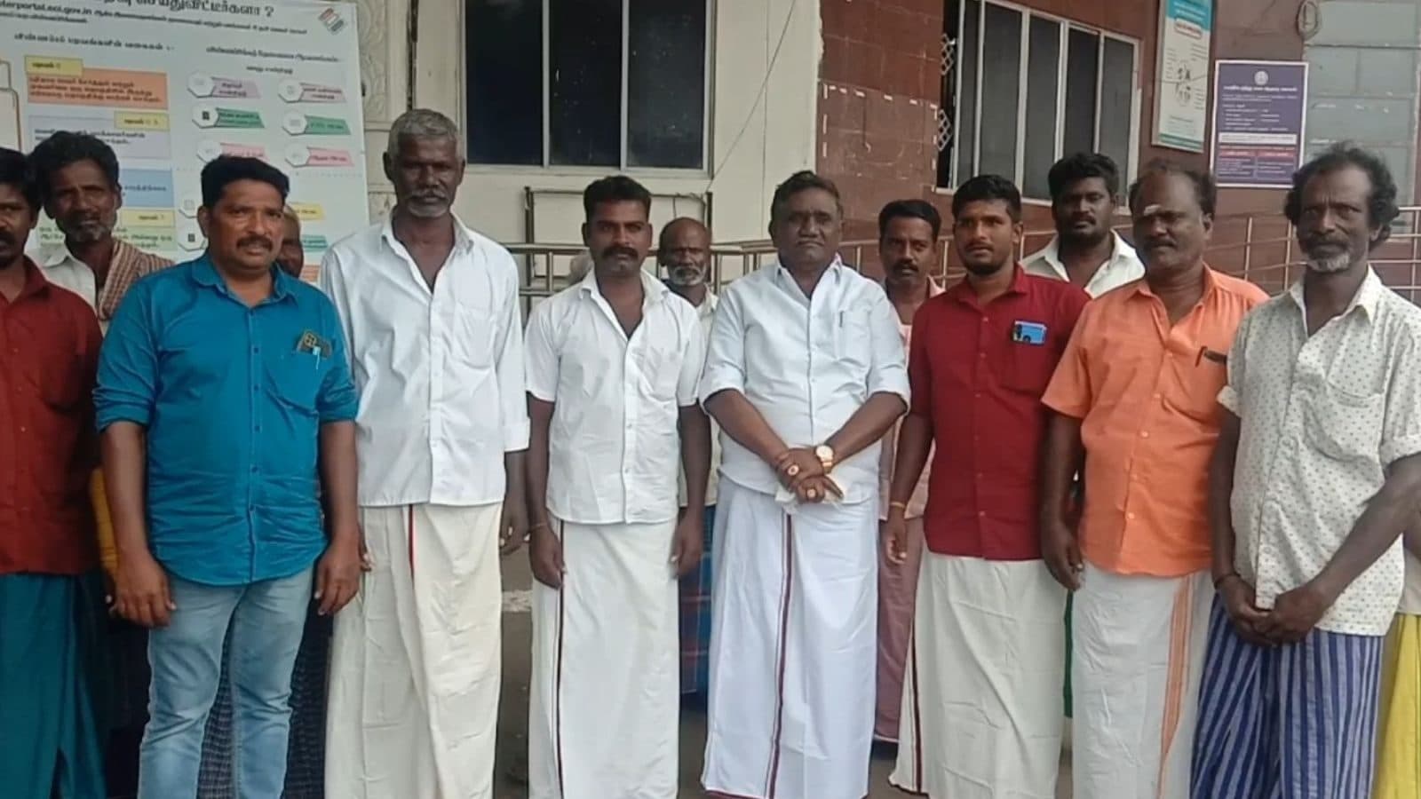 தேனி திம்மரசநாயக்கனூரில் ஜல்லிக்கட்டு நடத்தக்கோரி ஆண்டிப்பட்டி எம்.எல்.ஏவுடன் சென்று வலியுறுத்திய கிராமத்தினர்..