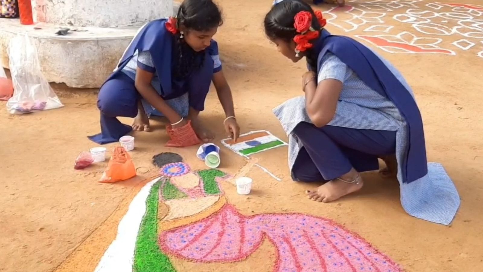 குடியரசு தின விழாவையொட்டி பள்ளியில் கோலப்போட்டி  - வண்ணக் கோலங்கள் போட்டு அசத்திய மாணவிகள்