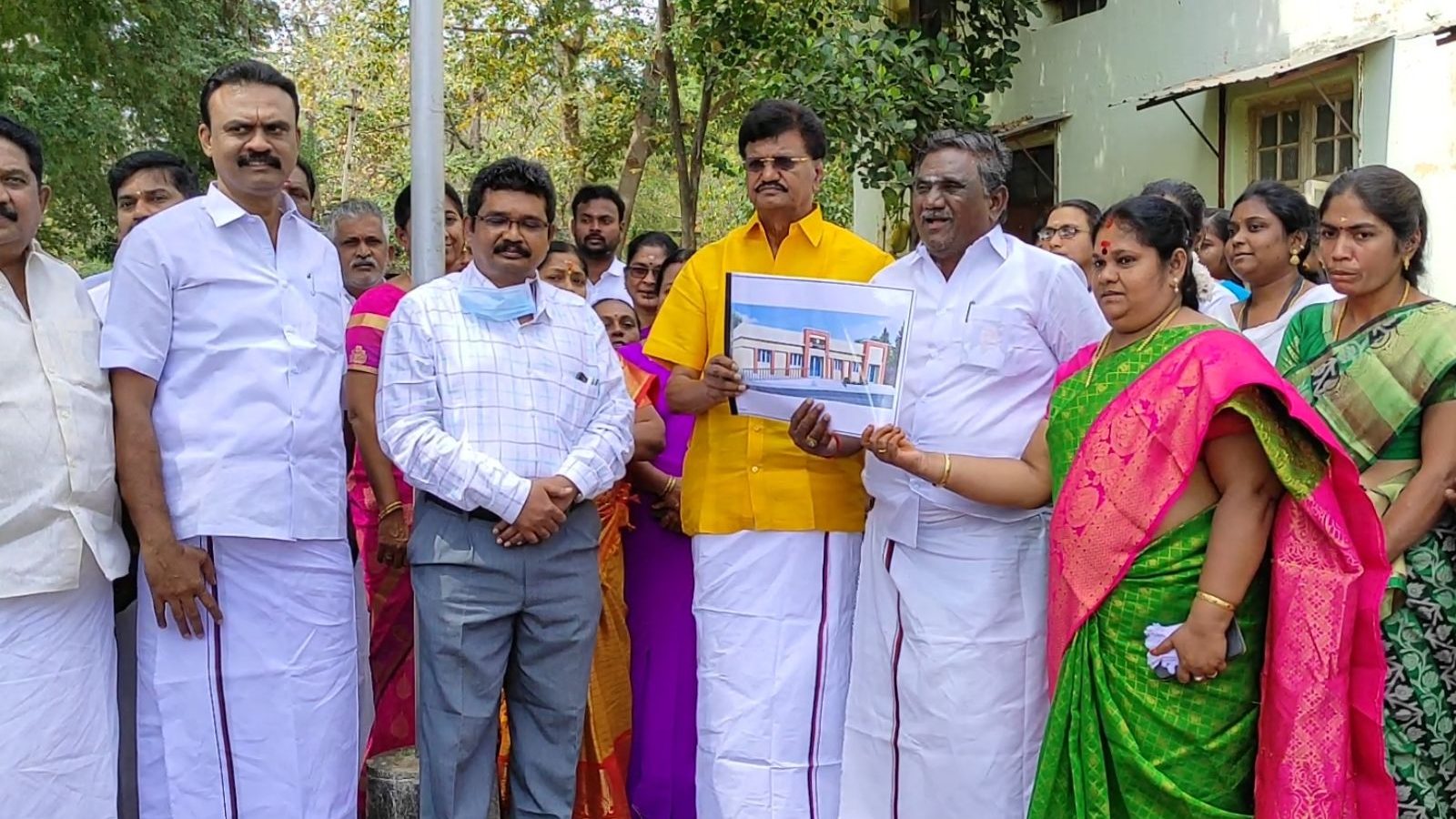 தேனி | கூடலூரில் ரூ.2 கோடி செலவில் புதிய வார சந்தை வளாகம்- பூமி பூஜையில் பங்கேற்ற எம்.எல்.ஏக்கள்