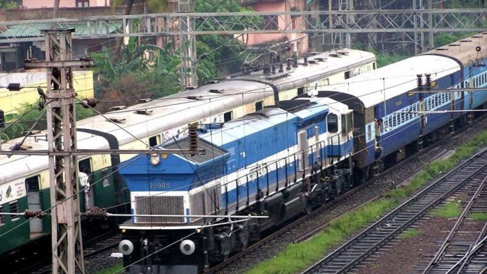 பாண்டியன் எக்ஸ்பிரஸ் ரயிலில் இருந்து தவறி விழுந்து விடிய விடிய உயிருக்கு போராடிய வாலிபர்.. மதுரையில் பரிதாபம்!