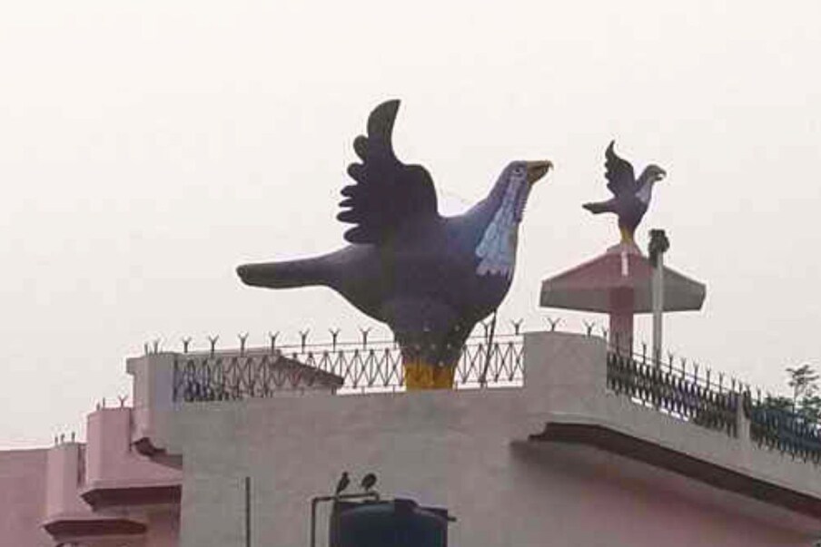  நம் வீடுகளில் எல்லாம் தண்ணீர் தொட்டி என்றால் வீடு கட்டும்போதே செங்கல் சிமிண்ட் வைத்து சதுரமாகவோ செவ்வகமாகவே, உருளையாகவோ தண்ணீர் தொட்டியை கட்டிவிடுவோம். அல்லது கடைகளில் விற்கும் தொட்டியை வாங்கி கட்டிடத்தின் மீது ஏற்றிவிடுவோம். தண்ணீர் இருந்தால் போதும். தண்ணீர் எவ்வளவு பிடிக்கும் என்று தான் கணக்கு போடுவோம் .