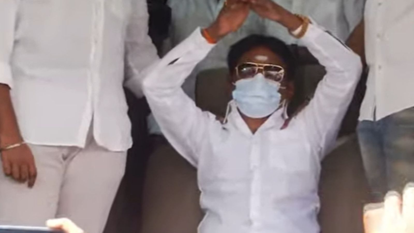 புத்தம் புது 100 ரூபாய்.. கைகளை தூக்கி வணக்கம்.. புத்தாண்டில் தொண்டர்களை சந்தித்த விஜயகாந்த்!