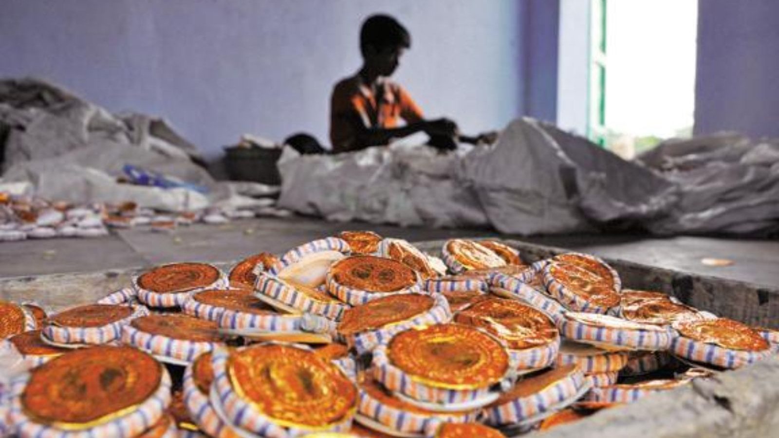 சிவகாசியில் தொடரும் விபத்துகள்- விதியை மீறி பட்டாசு ஆலை நடத்துவோர்க்கு அமைச்சர் எச்சரிக்கை