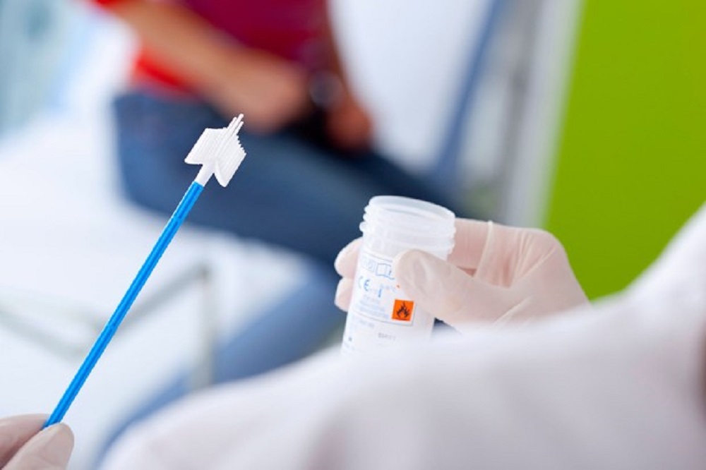  பிஏபி ஸ்மியர் (PAP smear) : பெண்களுக்கு செர்விக்கல் கேன்சர் (cervical cancer) அதாவது கர்ப்பப்பை வாய் புற்றுநோய் இருக்கிறதா அல்லது இல்லையா என்பதை கண்டறிய இந்த பரிசோதனை பயன்படுத்தப்படுகிறது. ஒரு PAP smear பரிசோதனையானது நோய்த்தொற்றுகள் அல்லது வீக்கம் போன்ற பிற நிலைமைகளை கண்டறியவும் உதவும். 21 முதல் 65 வயதுடைய பெண்கள் ஒவ்வொரு மூன்று வருடங்களுக்கு ஒருமுறை இந்த PAP smear டெஸ்ட்டை மேற்கொள்ள வேண்டும் என்கிறார் கீதா மோனப்பா.