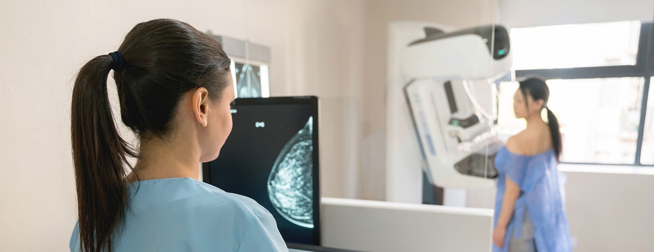  மேமோகிராம் (Mammogram): 30 வயதிற்கு பிறகு பெண்கள் மருத்துவ நிபுணரிடம் சென்று வருடாந்திர அடிப்படையில் ஒரு மேமோகிராம் மற்றும் பிரெஸ்ட் MRI டெஸ்ட் செய்து கொள்வதன் மூலம் மார்பகப் பரிசோதனை செய்து கொள்ள அமெரிக்கன் கேன்சர் சொசைட்டி பரிந்துரைக்கிறது. BRCA 1 மற்றும் 2 மியூட்டேஷன்ஸ் அல்லது ஃபர்ஸ்ட் டிகிரி ரிலேட்டிவில் உள்ள மியூட்டேஷன்ஸ் போன்ற மார்பக புற்றுநோயை உருவாக்கும் அதிக ஆபத்தில் உள்ள பெண்கள் 30 வயதிற்கு பிறகு மேமோகிராம் டெஸ்ட் செய்து கொள்ள வேண்டும். மார்பக புற்றுநோயின் சராசரி ஆபத்து உள்ள பெண்கள் 30 வயதில் இல்லாவிட்டாலும் 40 வயதிற்குள் மேமோகிராம் பரிசோதனை செய்ய ஆரம்பிக்கலாம். 45 வயதிலிருந்து கண்டிப்பாக வருடாந்திர அடிப்படையில் மேமோகிராம் செய்து கொள்ளும் வழக்கம் பரிந்துரைக்கப்படுகிறது.
