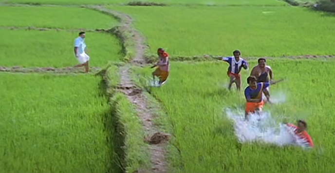  1978 இல் நடிக்க வந்த சத்யராஜுக்கு 1986 இல்தான் முன்னணி நட்சத்திரமாகும் வாய்ப்பு கிடைத்தது. இரவுப் பூக்கள், முதல் வசந்தம் படங்களைத் தொடர்ந்து வெளியான பாரதிராஜாவின் கடலோரக் கவிதைகள் சத்யராஜுக்கு ஹீரோ அந்தஸ்தை பெற்றுத் தந்தது. அதையடுத்து வெளியான பாலைவன ரோஜாக்கள், விடிஞ்சா கல்யாணம், மந்திரப் புன்னகை படங்கள் அவரது நட்சத்திர அந்தஸ்துக்கு வலு சேர்த்தன.