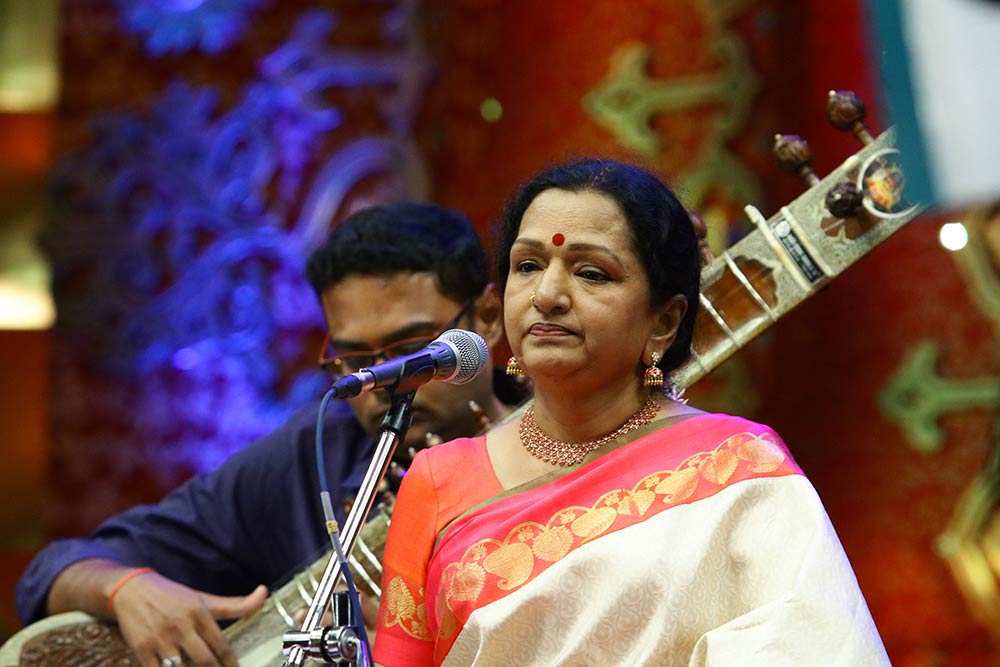  ஷோபா சினிமாவில் அறிமுகமாகும் முன் மெல்லிசைக் கச்சேரிகளில் பாடிக் கொண்டிருந்தார். இரு மலர்கள் படத்தில் எம்.எஸ்.விஸ்வநாதன் இசையில், ஒரு மகாராஜா ஒரு மகாராணி... பாடலை சதன், டி.எம்.சௌந்தர்ராஜன் ஆகியோருடன் இணைந்து பாடினார். அதுதான் அவரது முதல் திரையிசை. 1978 இல் எஸ்.ஏ.சந்திரசேகர் இயக்கிய அவள் ஒரு பச்சைக் குழந்தை படத்தில் ஒரு பாடல் பாடினார். அதன் பிறகு தொடர்ச்சியாக படங்களில் பாடினார். குறிப்பாக தனது கணவரின் கிட்டத்தட்ட அனைத்துப் படங்களிலும் பாடினார். அவர் அடிப்படையில் கிறிஸ்தவராக இருந்தும் அதிகளவில் இந்து ஆன்மிகப் பாடல்கள் பாடியுள்ளார். ஆனைமுகத்தானும் ஆறுமுகத்தானும் அவர் பாடிய சிறப்பான ஆன்மிக ஆல்பமாகும்.