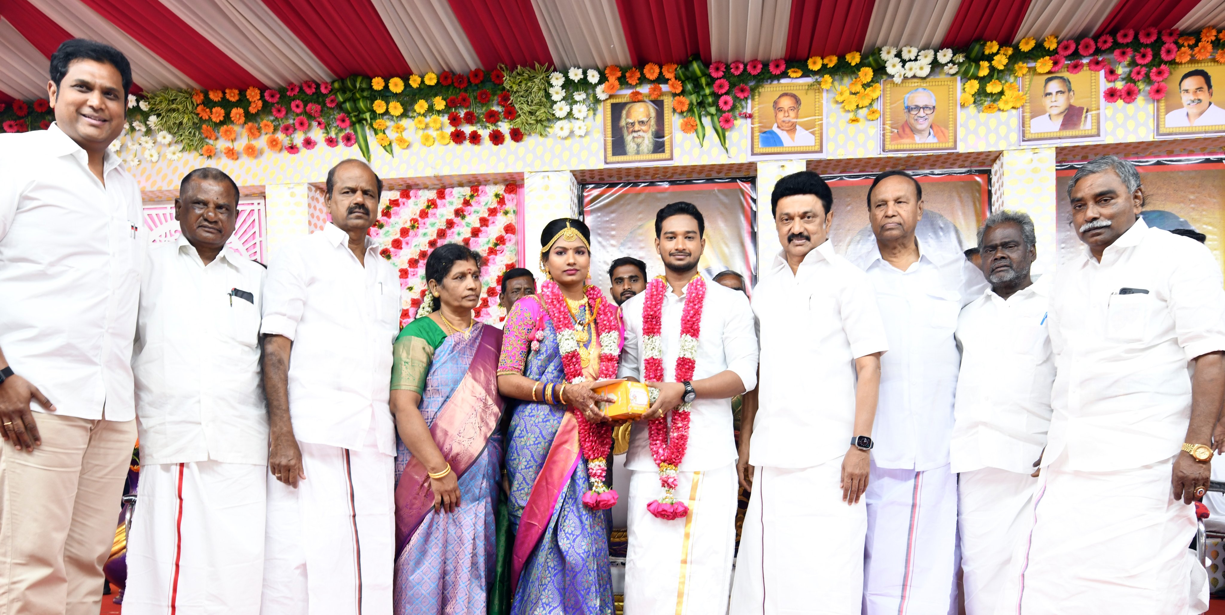   மாவட்டம் மன்னார்குடியில்  பிரமுகர் பாலசுப்பிரமணியன் இல்ல திருமண விழாவை முதலமைச்சர்  நேற்று நடத்தி வைத்தார். அப்போது பேசிய அவர், முதலமைச்சராக பொறுப்பேற்ற பிறகு பல்வேறு மாநிலங்கள், நாடுகளுக்கு சென்றிருந்தாலும் திருவாரூர் வந்துள்ளது இனம் புரியாத மகிழ்ச்சி என்று பெருமிதம் தெரிவித்தார்.