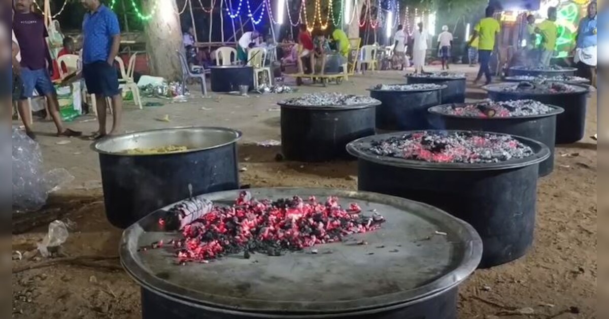 “150 ஆடுகள்.. 2500 கிலோ பிரியாணி...” மதுரையில் நடந்த பிரமாண்ட பிரியாணி திருவிழா.. போட்டிபோட்டு வாங்கிச் சென்ற பக்தர்கள்..!