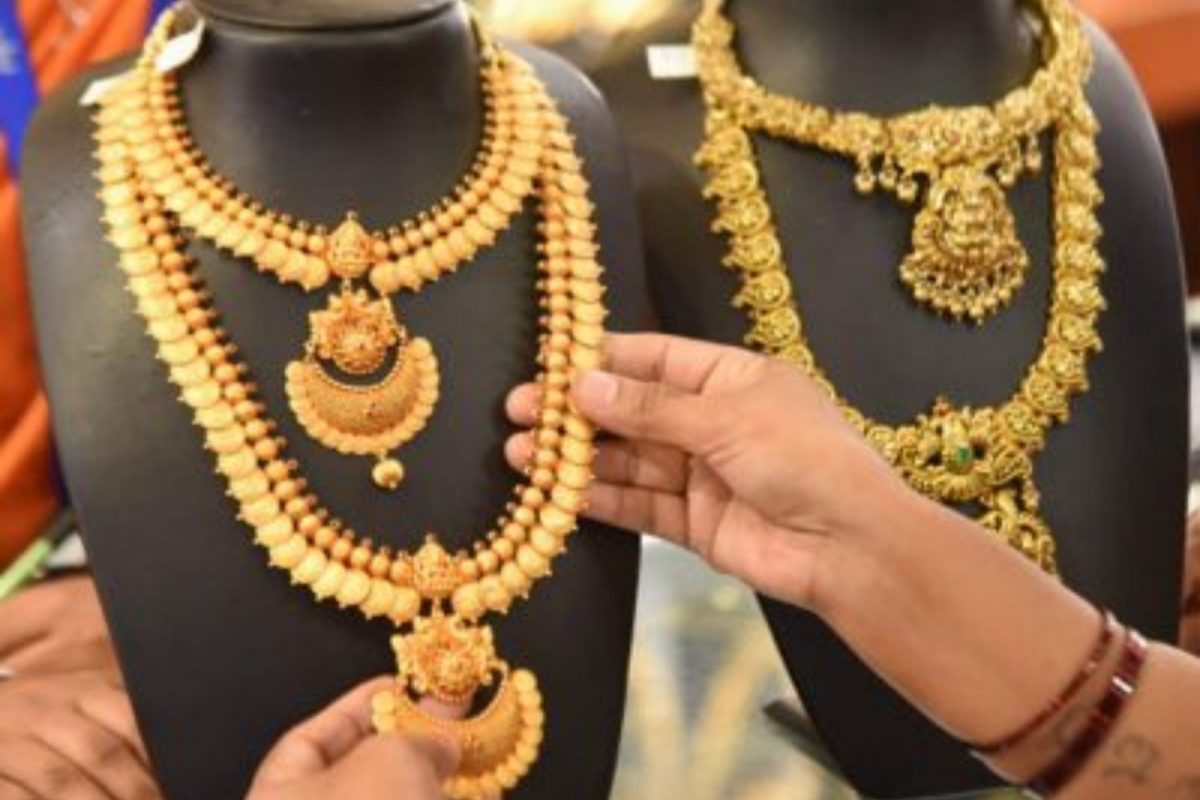  இந்த நிலையில் சென்னையில்  24 காரட் ஆபரண தங்கத்தின் விலை இன்று 30 ரூபாய் உயர்ந்து  5,727 ரூபாய்க்கு விற்பனையாகிறது. சவரன் ஒன்றுக்கு 240 ரூபாய் உயர்ந்து 45,816 ரூபாய்க்கு விற்பனை செய்யப்பட்டுள்ளது.