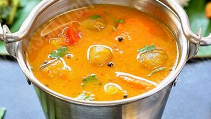  துவரம் பருப்புடன் வெந்தயத்தை அரைமணி நேரம் ஊறிய பிறகு வேகவிடவும். அப்படி வெந்தயம் சேர்த்து வேக வைத்த சாம்பார் கெடாமல் பார்பதற்கும் சிவைப்பதற்கும் ஃப்ரெஷாகவே இருக்கும். அதுபோலவே சாபாருக்கு அல்லது குழம்பு செய்ய வழக்கமான புளி ஊறவைத்து செய்யவும். அப்படி செய்தால் மற்ற சாம்பாரைவிட இதற்கு ருசி அதிகமாக கிடைக்கும்.