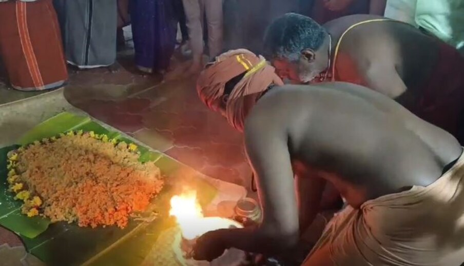  பிரியாணி செய்து முடித்தவுடன் முனியாண்டி சாமிக்கு படையலிட்டு வழிபாடு நடத்தினர்.