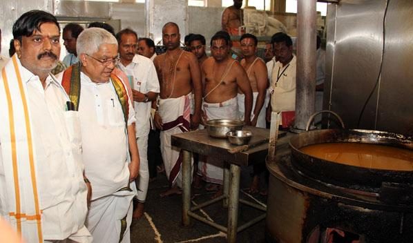  திருமலை. ஏழுமலையானை தரிசிக்க நாடு முழுவதும் இருந்து தினமும் 80,000  முதல் 1,00,000-க்கும் மேற்பட்ட பக்தர்கள் வருகின்றனர். பெருமாளின் ஒரு கண தரிசனத்திற்காக பக்தர்கள் இந்த புகழ்பெற்ற கோவிலுக்கு வருகை தருகின்றனர். அதுமட்டுமல்லாமல் சுவாமி தரிசனம் செய்து லட்டு பிரசாதம் பெறுவதில் பக்தர்கள் அதிக ஆர்வம் காட்டி வருகின்றனர். சுமார் 500 தொழிலாளர்கள் அயராது உழைத்து, பக்தர்களுக்கு தேவையான லட்டுகளைத் தயாரிக்கிறார்கள்.