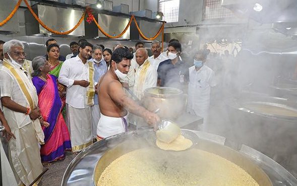  இந்த பூண்டி போட்டில் நெய் அதிகம் பயன்படுத்தப்படுகிறது. அதனால் வெளியேற்றும் குழாய்களில் நெய் கழிவுகள் அதிகம் இருப்பது தெரிந்தது. எத்தனை முன்னெச்சரிக்கை நடவடிக்கை எடுத்தாலும் திருமலை ஸ்ரீவாரி கோவிலை ஒட்டியுள்ள பூண்டி போட்டில் அடிக்கடி விபத்துகள் ஏற்படுகின்றன. இங்கு, கேஸ் அடுப்புகளில், பெரிய பாத்திரங்களில் (கடை) நெய் தொடர்ந்து கொதித்துக் கொண்டே இருக்கிறது, அதில் பூந்தி கொதித்துக் கொண்டிருக்கிறது. வழுவழுப்பான நெய் ஆவியாகி சுவர்கள் மற்றும் கூரையில் கிரீஸ் போல் சேகரிக்கிறது. அடுப்பில் நெருப்பு அதிகமாக இருக்கும்போது, ​​இந்த கிரீஸ் ஒட்டிக்கொண்டு தீ விபத்துகளை ஏற்படுத்துகிறது. தேங்கியிருக்கும் கிரீஸை மாதம் இருமுறை சுத்தம் செய்தாலும் விபத்துகள் தவிர்க்க முடியாதவை.