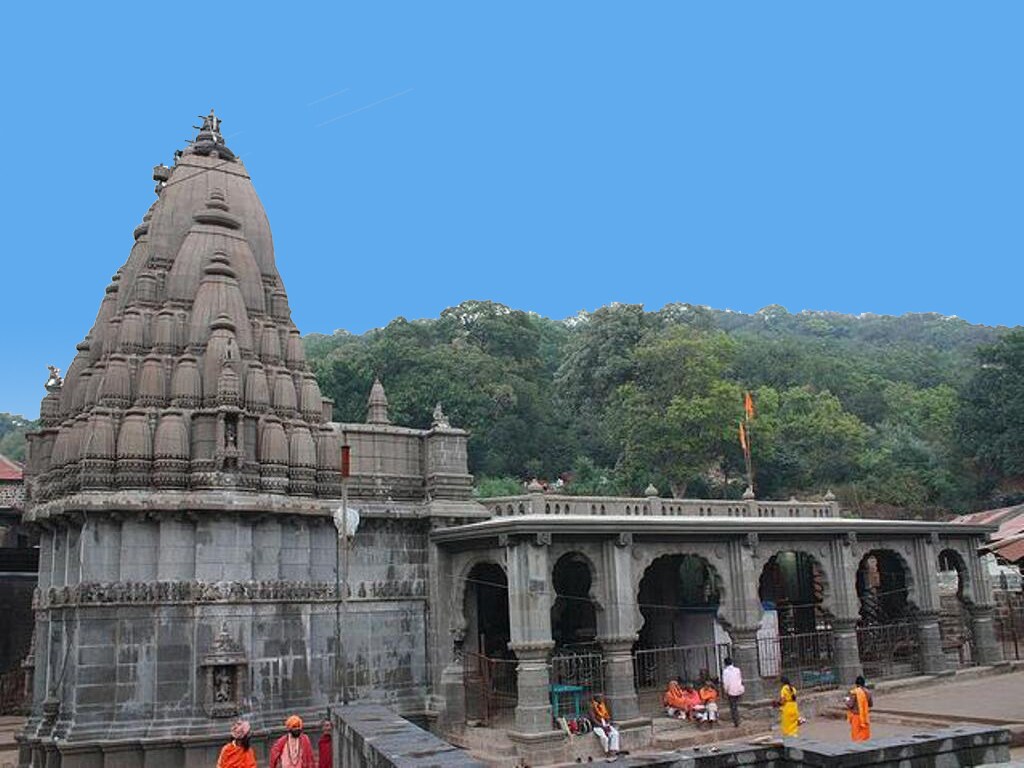  ,[object Object], கன்னி ராசிக்காரர்கள் பீமசங்கரரை வணங்க வேண்டும். பீமாசங்கர ஜோதிர்லிங்கம் சிவபெருமானின் ஆறாவது ஜோதிர்லிங்கமாக அறியப்படுகிறது. பீமசங்கர ஜோதிர்லிங்கம் மகாராஷ்டிர மாநிலம் புனே மாவட்டத்தில் சஹ்யாத்ரி என்ற மலையில் அமைந்துள்ளது. இங்கு செல்வதற்கான சாலை மிகவும் இயற்கை எழில் நிறைந்தது. உயரமான மலைகளுக்கு இடையே வளைந்து நெளிந்து செல்லும் பாதை வழியாக இங்கு சென்றடைவதும் பக்தர்களுக்கு உற்சாகமாக இருக்கும்.