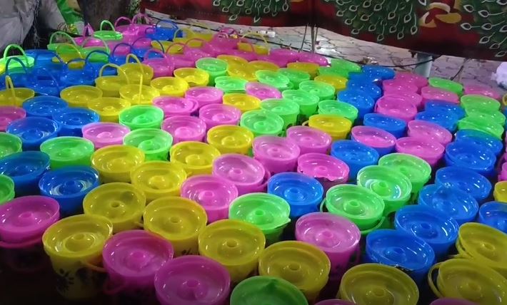  முனியாண்டி சாமிக்கு கோழிகளை காணிக்கையாக வழங்கிய பக்தர்களுக்கு தனியாக பிரியாணி பிரசாதம் வழங்கப்பட்டது.
