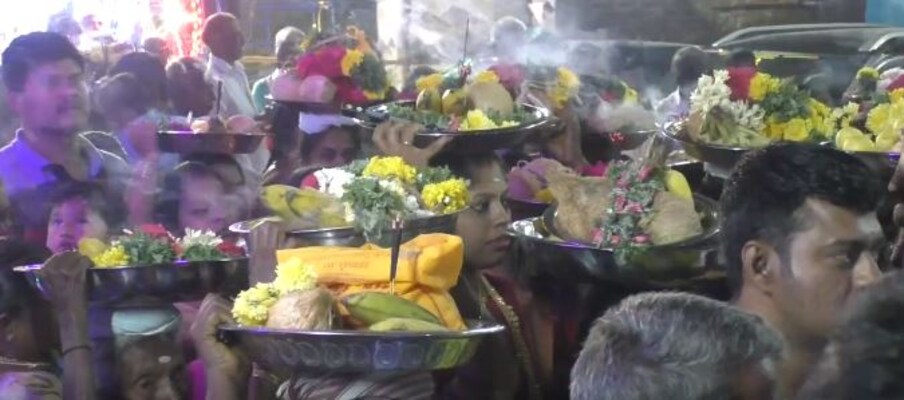  பெண் பக்தர்கள் அனைவரும் தங்களது இல்லங்களிலில் இருந்து எடுத்து வந்த தேங்காய், பழம், பூதட்டுகளை தலையில் சுமந்தபடி ஊர்வலமாக வந்து நிலை மாலையை கோவிலில் வைத்து சுவாமிக்கு தேங்காய் உடைத்து பூஜை செய்து சாமி தரிசனம் செய்தனர்.